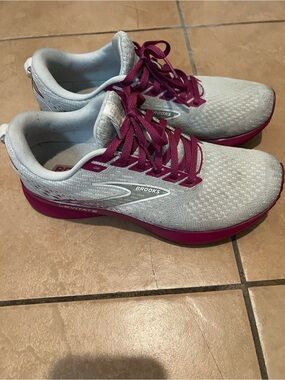 Brooks Women’s 7.5 Light Gray and Magenta Running Shoes
